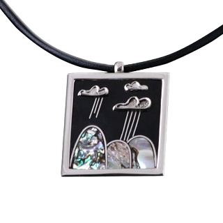 Halskette mit Anhänger Landschaft aus Perlmutt, Horn und Silber mit Lederband